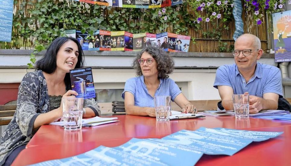 Selina Gerber und Katharina Furrer vom Schauwerk sowie Jürg Schneckenburger vom Jugendclub Momoll Theater (von links) gehen mutig in die neue Saison. Bild: Michael Kessler