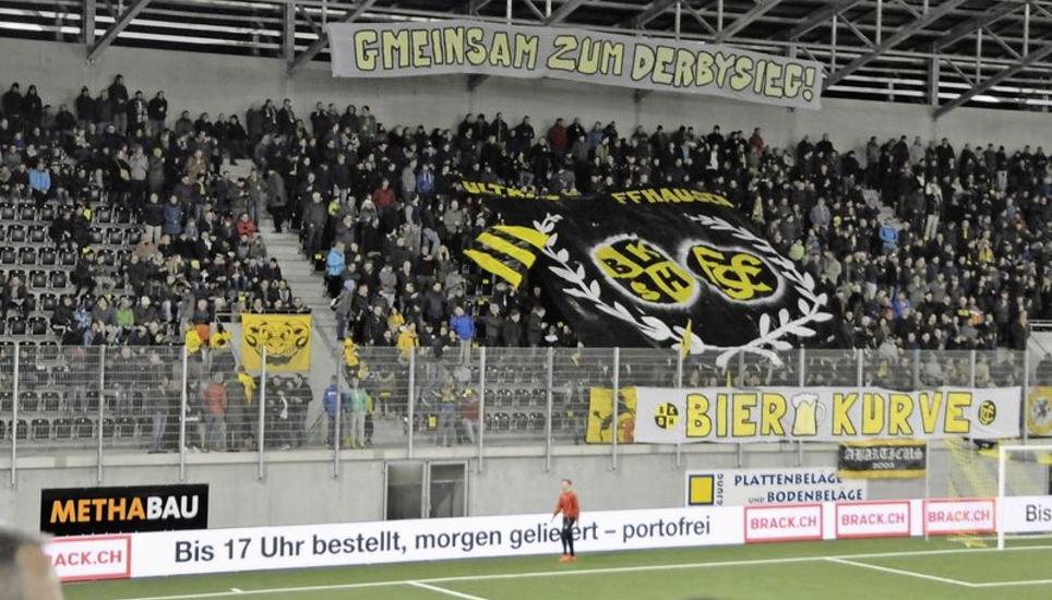 Solche Bilder wird es wohl noch eine Weile nicht geben – trotz Aufhebung der 1000-Zuschauer-Limite: Schaffhauser Bierkurve bei einem Spiel des FC Schaffhausen im Lipo-Park. Archivbild: Daniel Koch