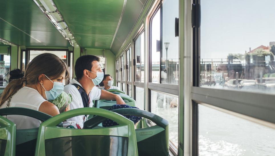 Eine deutsche Familie auf dem Weg nach Venedig in einem sogenannten Vaporetto, den Wasserbussen Venedigs. Bild: Roberta Fele