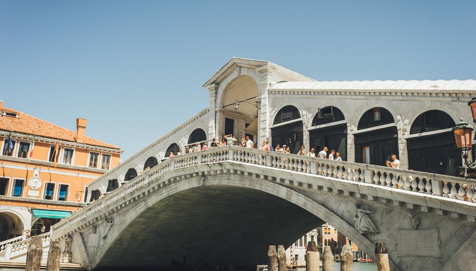 Die Touristen kommen allmählich wieder nach Venedig, allerdings sind es wesentlich weniger als gewöhnlich. Bild: Roberta Fele