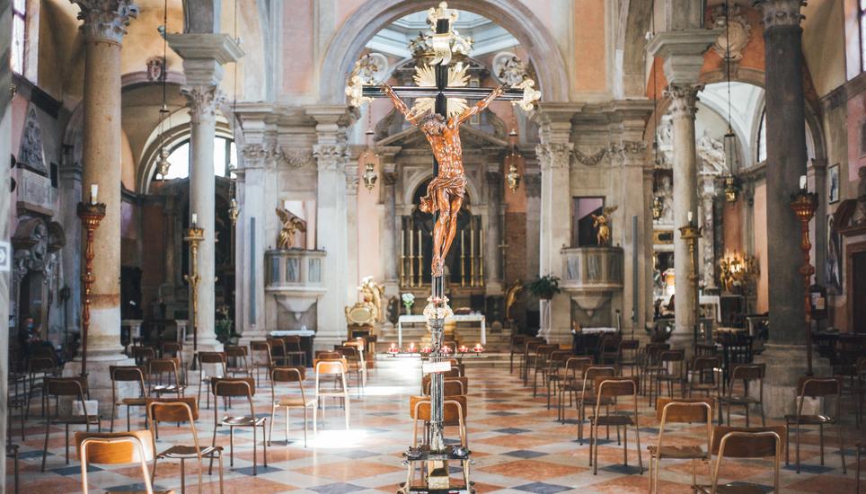 Eine katholische Kirche, in der Sitzbänke durch Stühle ersetzt wurden, um den Mindestabstand von einem Meter zu schaffen. Bild: Roberta Fele