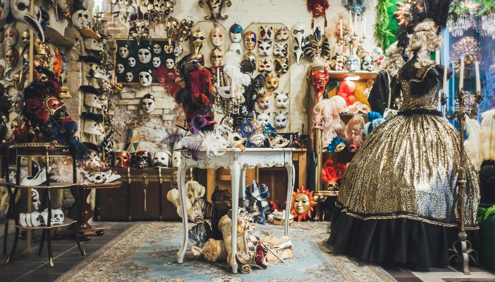 Das Kostümgeschäft Sogno Veneziano lädt wahrlich zur Maskerade ein. Bild: Roberta Fele