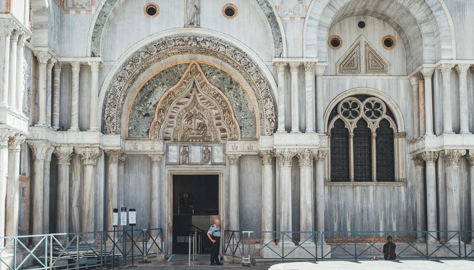 Ein Museumswächter vor dem Markusdom, der berühmten Kathedrale mit goldenen Kuppeln. Bild: Roberta Fele