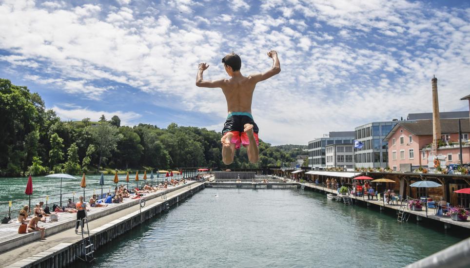 Bis im Sommer soll, so das ehrgeizige Ziel des Bundesrates, das Leben halbwegs wieder normal werden. Archivbild: Melanie Duchene