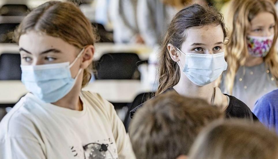 Schulanfang mit Maskenpflicht in der Kantonsschule Reussbühl in Luzern. Bild: Key