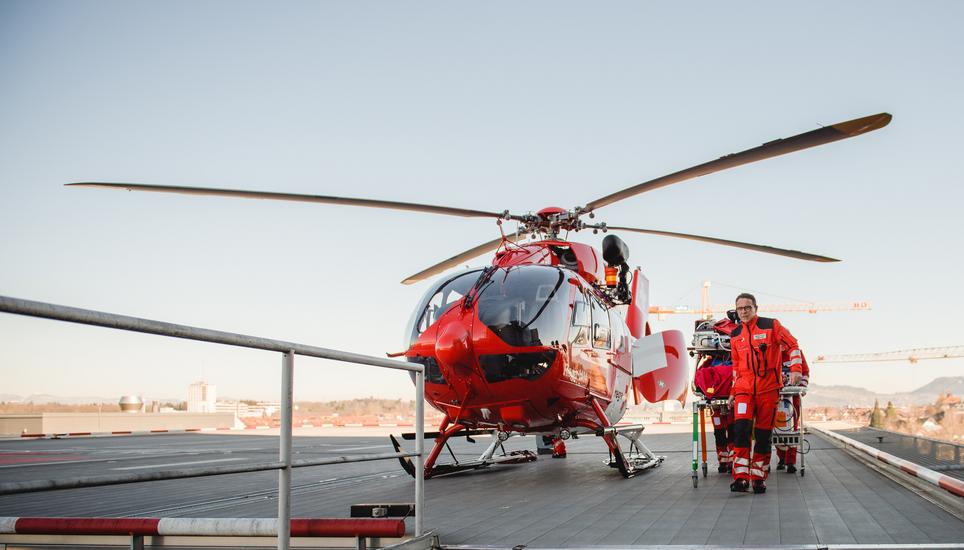 Der Patient musste von der Rega ins Spital geflogen werden. Symbolbild: Rega/zvg