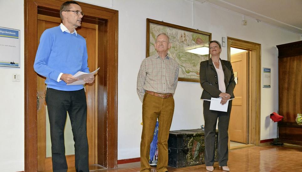 Für den scheidenden Steiner Stadtpräsidenten Sönke Bandixen (li.) steht noch kein Nachfolger fest. Weder Stadträtin Corinne Ullmann noch Heinz Merz haben im ersten Wahlgang die absolute Mehrheit erreicht, wie Bandixen gestern im Rathaus verkündete. Bilder: Thomas Martens