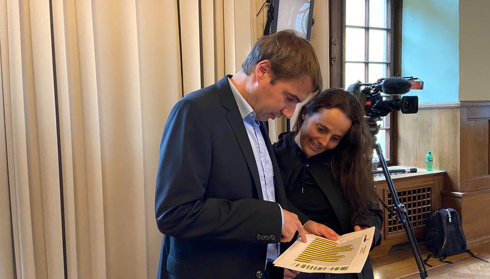 Patrick Strasser ist als erster Kandidat im Regierungsgebäude eingetroffen. Er liegt aktuell deutlich vor Christian Amsler und kann sich Hoffnungen auf eine Wahl machen. Bild: zge