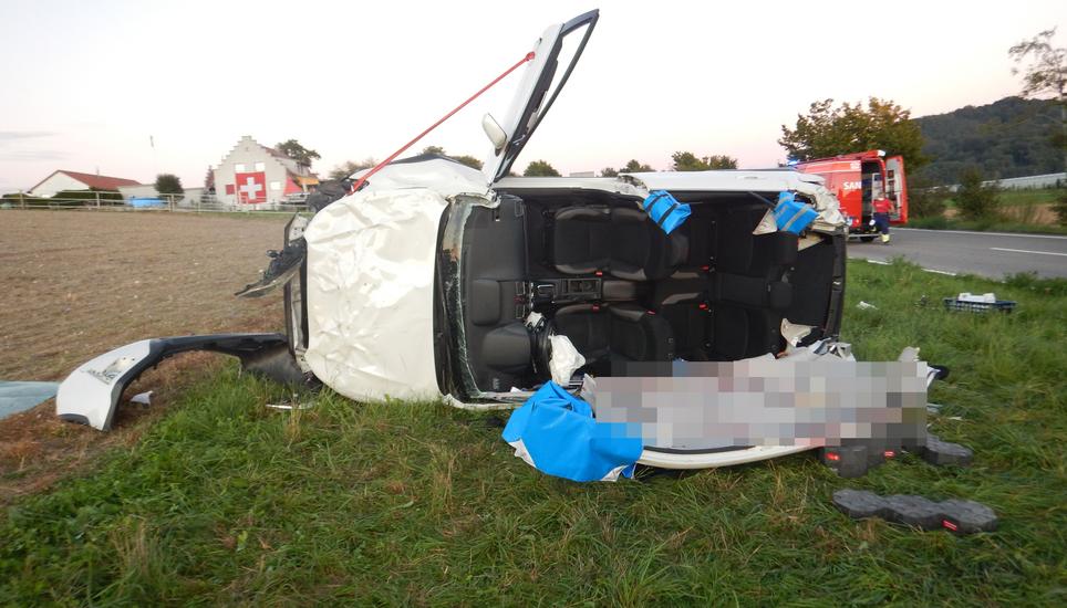 Durch den Unfall erlitt der Autofahrer schwere Verletzungen und musste ins Spital geflogen werden. Bild: Kantonspolizei Thurgau