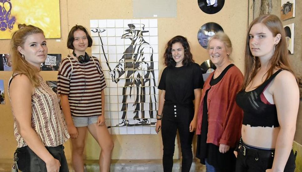Die Klasse 2019/20 des Lindenforums konnte in den Räumen des Kulturortes Höfli 7 ihre Abschlussausstellung doch noch präsentieren: Co-Leiterin Sanna Aellig, Björk Försten, Laura Lippuner, die Begründerin des Lindenforums Katharina Werner sowie Carla Kurz (v. l.). Bild: Jurga Wüger