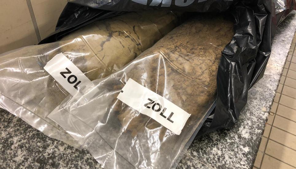 Der Niederländer führte insgesamt 11 Kilogramm Rauschgift mit sich. Bild: Hauptzollamt Singen