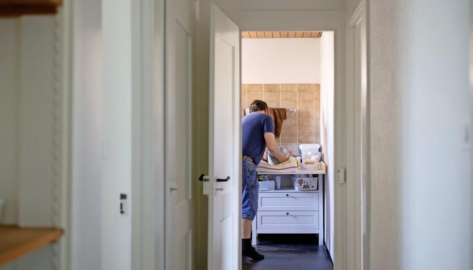Immer mehr Väter wechseln freiwillig die Windeln, staubsaugen und beteiligen sich an der Kindererziehung, aber es könnten mehr sein. Bild: Key