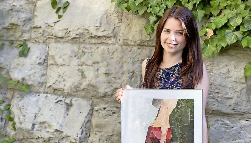 Nicole Messora mit der Collage, die sie als Teil ihrer Abschlussprüfung erstellen musste. Bild: zvg