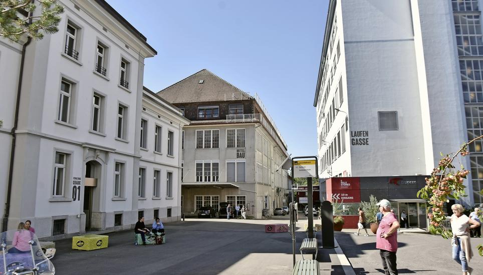 Der «Mittelbau» muss weichen: An seiner Stelle soll ein länglicher, achtstöckiger Wohn- und Hotelbau entstehen, der hinten bis eng an die Rheinfallkante reicht. Bild: Mark Liebenberg