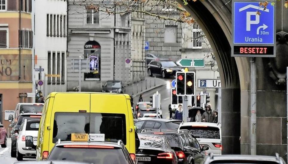 Strassen und Parkhäuser in Städten wie Zürich sind je länger, je mehr ausgelastet. Bild: Key