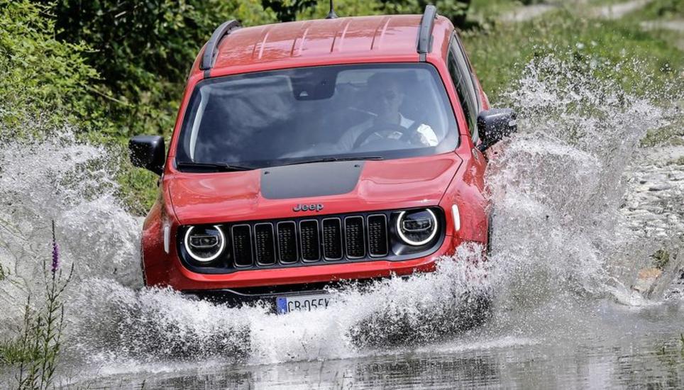 Auch mit Elektromotor an der Hinterachse ist der Jeep Renegade nach wie vor ein echter Offroader. Bild: pd