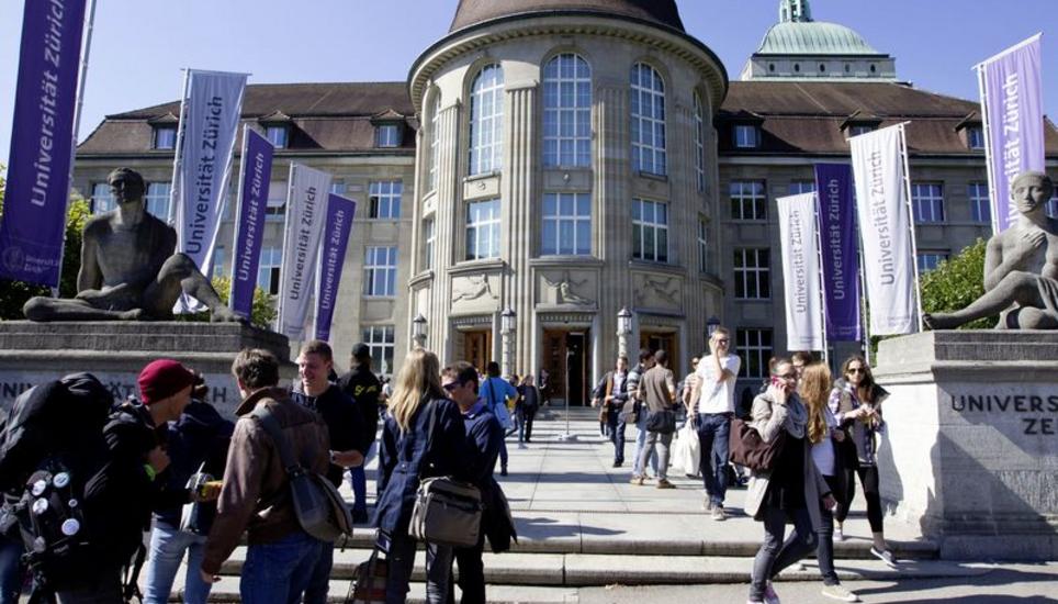 Obwohl die Universitäten mehr Studierende verzeichnen, dürfte das Gewimmel, wie hier vor der Uni Zürich, wegen der Coronaeinschränkungen kleiner werden. Bild: Key