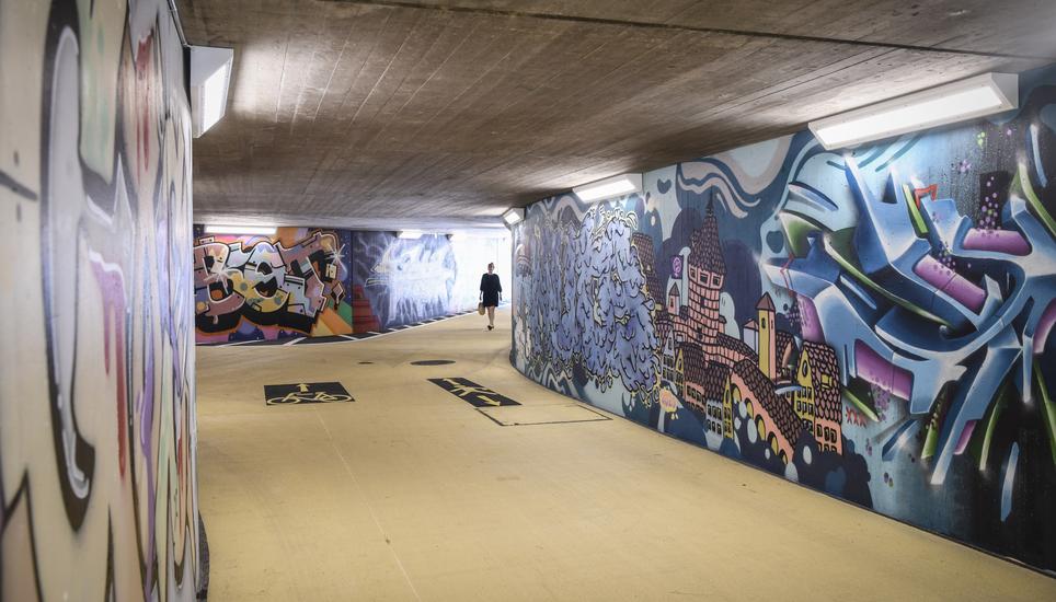 Neben jungen Künstlerinnen und Künstlern waren auch diejenigen beteiligt, die schon vor 20 Jahren in der Unterführung gemalt hatten. Bild: Melanie Duchene