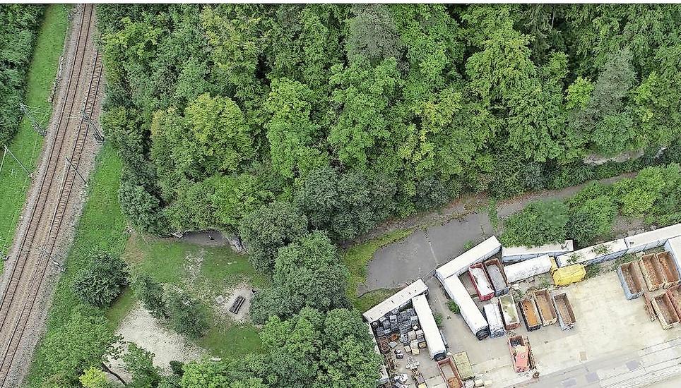 Eingeklemmt zwischen Eisenbahn und Industriegelände: das Kesslerloch. Nun soll es aufgewertet werden. Die Container rechts im Bild werden dabei verschwinden, ein Drittel des Industriegeländes wird zugunsten der Verbreiterung des einstigen steinzeitlichen Tales abgetreten. Bild: Kantonsarchäologie