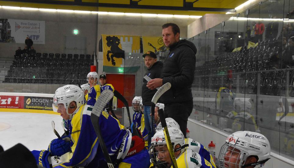 EHCS-Trainer Patrick Meier (stehend) hört nach vier Jahren im Amt auf.