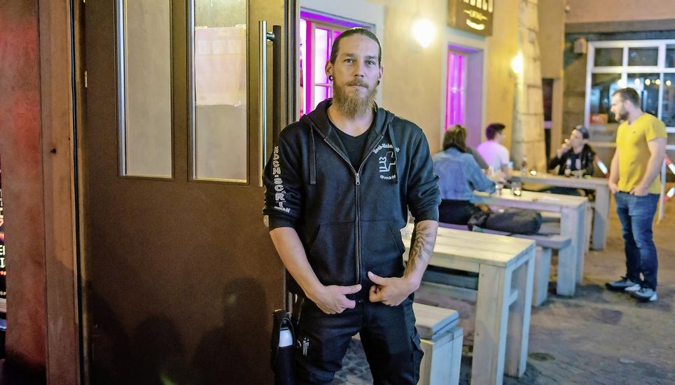 Schutzkleidung trägt Oliver Hochuli selten – dafür einen dicken Gürtel mit allerlei Ausrüstung. Bild: Selwyn Hoffmann