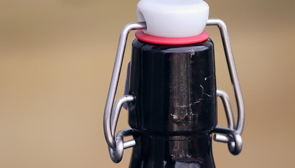 Der Polizeibeamte konnte der auf ihn zufliegenden Bierflasche ausweichen. Symbolbild: Pixabay