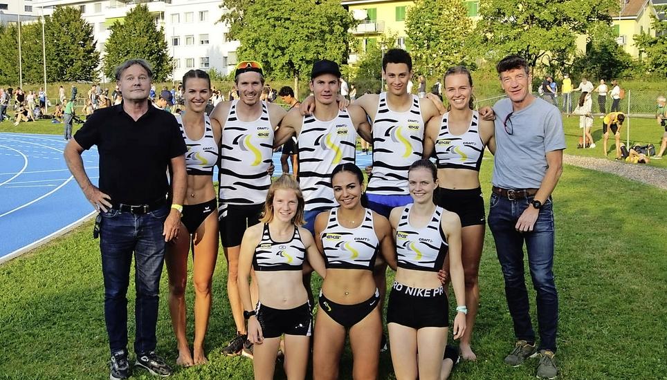 Das LCS-Team an der Staffel-SM in Zug. Reihe oben: (v.l.) Präsident, Peter Knoepfli, Lydia Boll, Marco Kern, Claudio Wäspi, Narkym Leiber, Michelle Baumer und Trainer Daniel Rahm; unten (v.l.): Malin Rahm, Ayalnesch Schelling und Andrea Schlatter. Bild: zvg