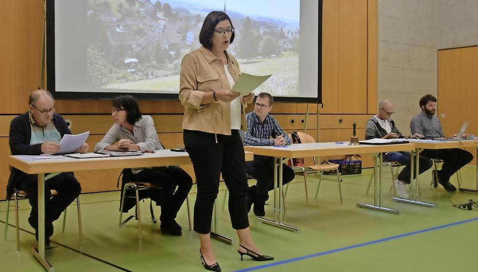Bei der Rechnungsgemeindeversammlung in Trüllikon gab es von der Gemeindepräsidentin Claudia Gürtler Infos aus erster Hand. Bild: Thomas Güntert