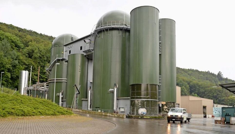 Letztes Jahr wurde die Biogasanlage der KBA Hard stillgelegt. Nun werden die grünen Stahlbehälter rückgebaut. Bild: Selwyn Hoffmann