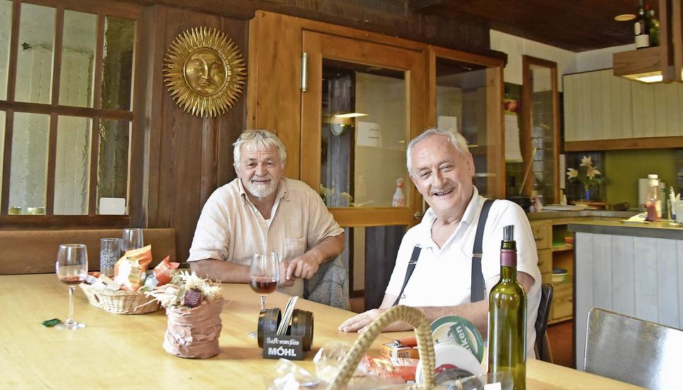 Roland Gamper (l.) und Markus Gnädinger sitzen am Stammtisch des Restaurants Sonne. Bild rza