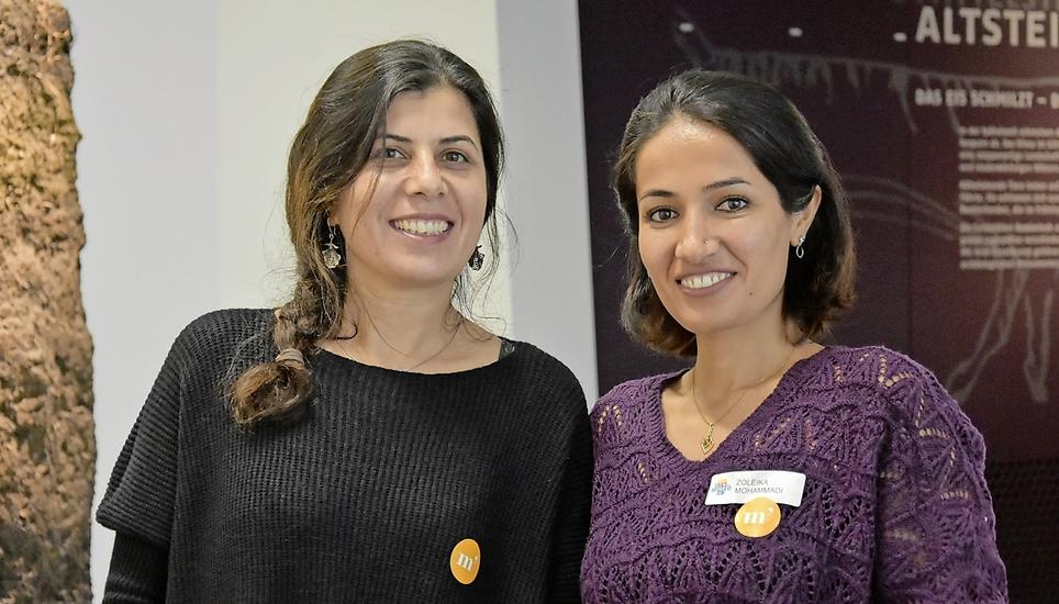 Zoleika Mohammadi (r.) führte zur Schaffhauser Wolle. Saniha Izo interessierte sich auch dafür. Bild: Jurga Wüger