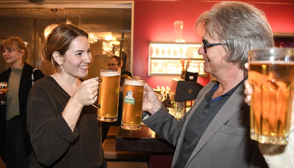 Aline Iff und Roland Müller stossen bei der Wahlfeier im Restaurant Falken auf das gute Ergebnis an. Bild: Melanie Duchene