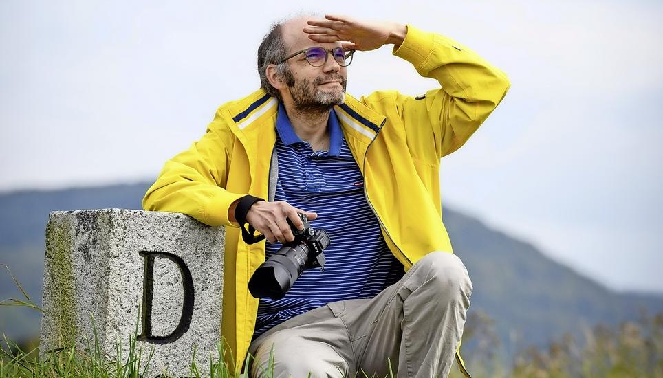 «Anfangs haben mir die Grenzposten mehr Sorgen bereitet als das Virus.» Jan Sulzer mit der Jacke und der Kamera, die ihn bei seinen Erkundungen begleiteten. Bild: Michael Kessler