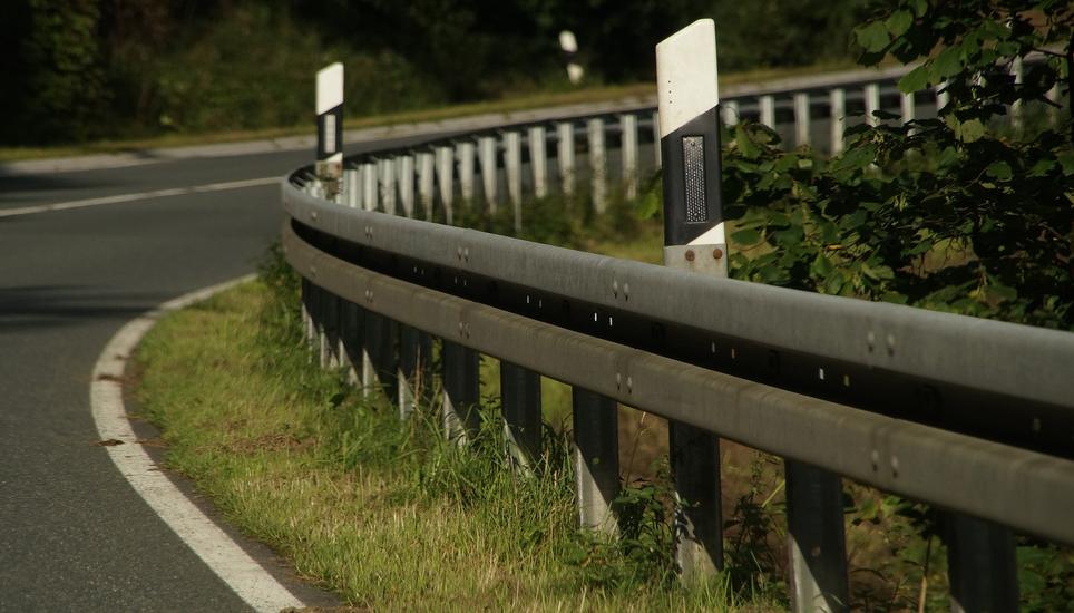 Am Sonntag kracht ein Autofahrer in der Grenzregion in die Leitplanke. Sachschaden: 20'000 Franken. Bild: Pixabay