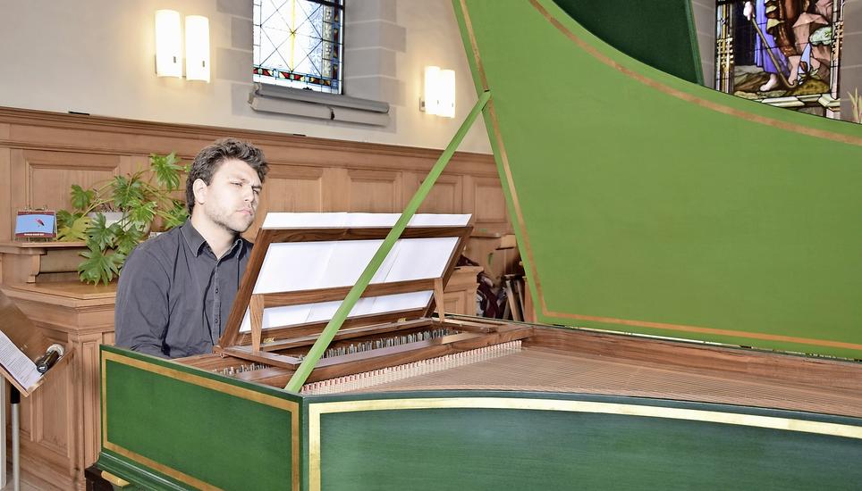 Aufs Cembalospiel konzentriert:
Lukas Stamm bei seinem Solokonzert
in Feuerthalen. Bild: Julia Tarczali