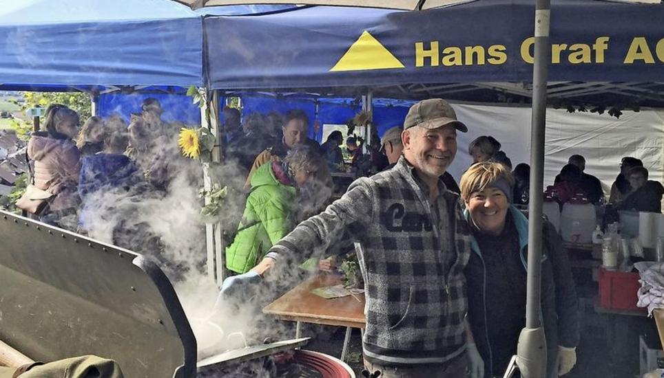 Über den Löhninger Rebbergen schenken die Rebleute Catherine Alder und Christian Walter Rieslingsuppe aus. Bild: Markus Müller