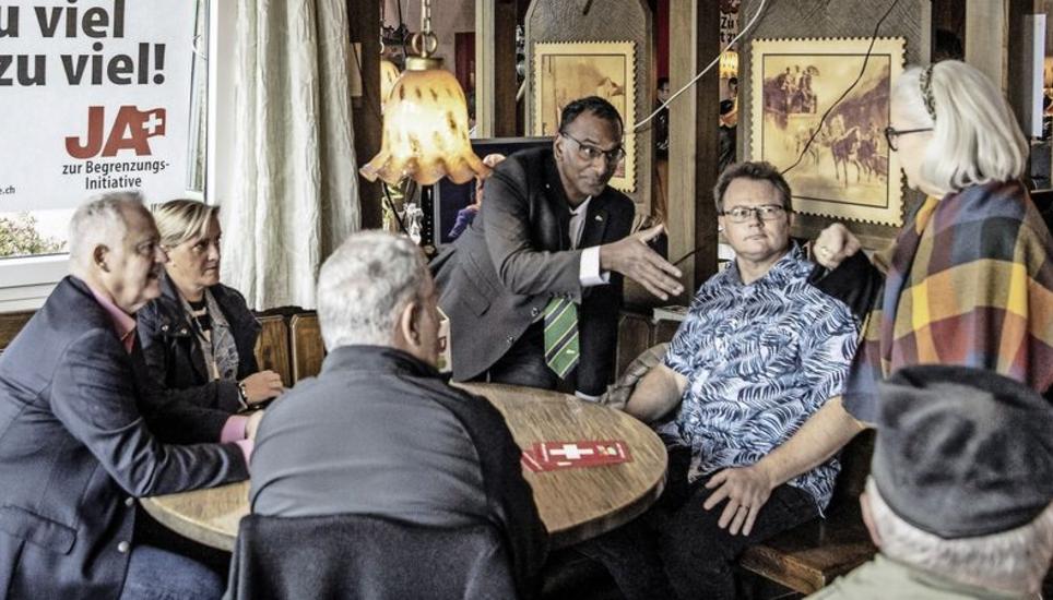 SVP-Mitglieder verfolgten am vergangenen Sonntag die Abstimmungsergebnisse im Restaurant «Pöstli» in Rothrist. Bild: Key