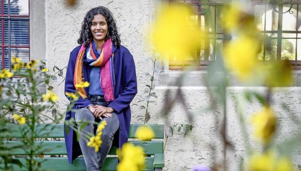 Mayowa Alaye, jüngstes neu gewähltes Kantonsratsmitglied, beim Mosergarten. Sie ist seit einem Jahr Mitglied der Grünliberalen Partei. BILD MELANIE DUCHENE