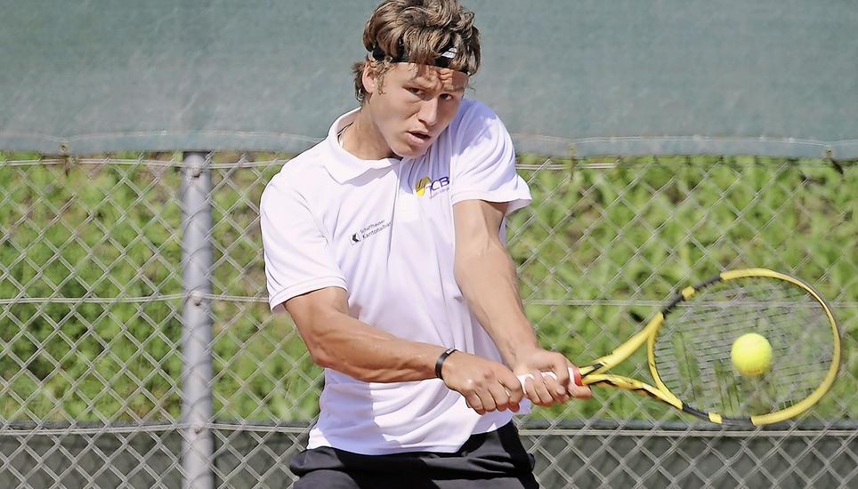 Der Büsinger Gian-Luca Tanner beherrschte seinen Zürcher Gegner im letzten NLB-Saisonspiel mit 6:2, 6:2 sehr deutlich. Bilder: zVg