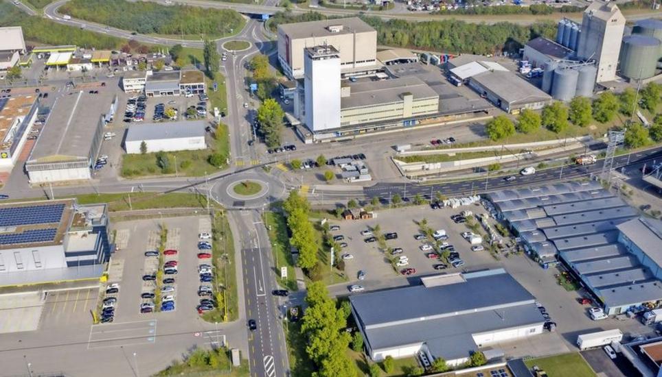 Sanierungsarbeiten machen den Verkehr im Herblingertal jetzt noch sicherer und effizienter. Auf dem Bild: Gennersbrunnerstrasse (vertikal, Mitte) und Industriestrasse (horizontal, rechts vom Kreisel in der Bildmitte). Bild: Stadt Schaffhausen
