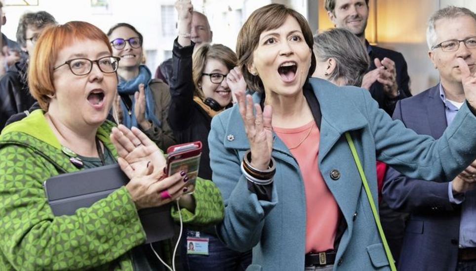 Vor der Pandemie, da war die Welt noch unbeschwert: Die damalige Grünen-Präsidentin Regula Rytz (M.) und Parteifreunde freuen sich am 20. Oktober 2019 über den Wahlsieg. Bild: Key