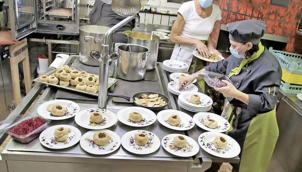 Der Gang mit der Kürbissuppe im Brötli wird angerichtet. Bild: Roland Müller