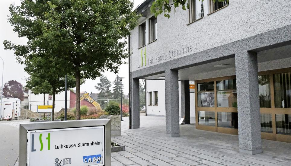 Die Leihkasse Stammheim an ihrem derzeitigen Standort. Im Hintergrund die Baustelle, auf welcher der Neubau zu stehen kommen soll. Bild: Alexander Joho