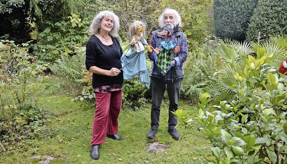 Ursula und Hanspeter Bleisch und zwei ihrer «Theatermitglieder» im Garten des Paares. Bild: Selina Battaglia