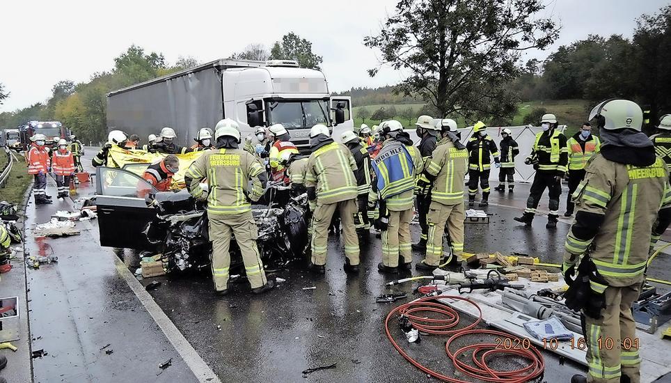 Ein Grossaufgebot von Feuerwehr und Rettungskräften war bei dem schweren Unfall auf der Bundesstrasse 31 im Einsatz. Bild: Feuerwehr Bodenseekreis
