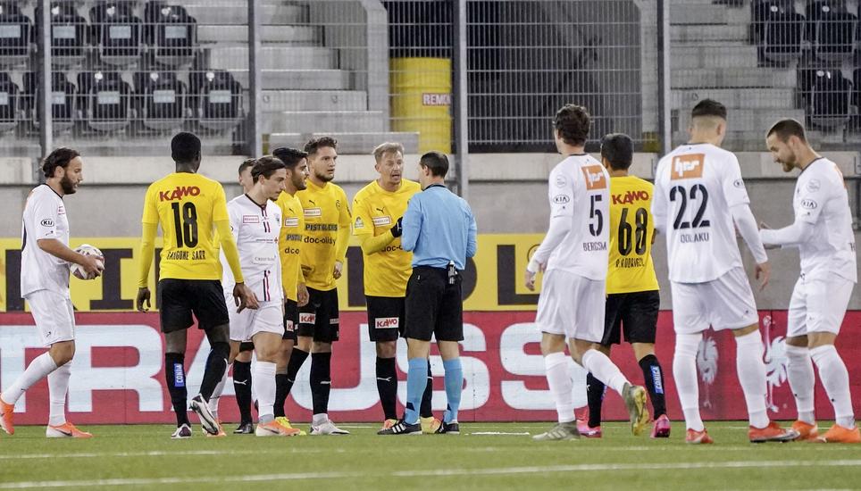 Grosse Diskussionen mit Schiedsrichter Horisberger nach der Roten Karte gegen Guillermo Padula (FCS). Bild: Roger Albrecht