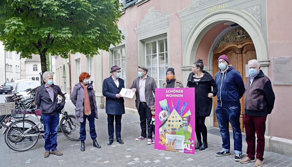 Stadtrat Daniel Preisig nahm gestern Mittwoch 659 gesammelte Unterschriften der AL zur Wohnrauminitiative entgegen. Bild: Jan Andrin Stolz