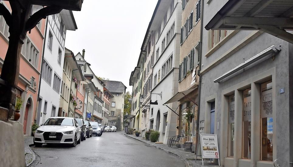 Die Untergass (Bild) soll wie die Rheinstrasse einen Kopfsteinpflasterbelag erhalten und langfristig vom motorisierten Verkehr befreit werden. Bild: Thomas Güntert