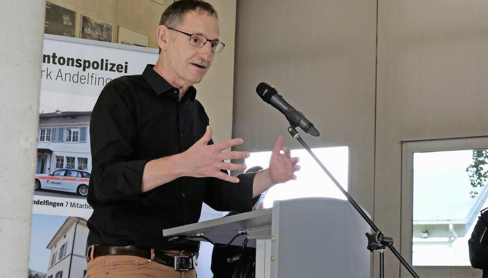 «Gemeinsam sorgen wir für Sicherheit»: Regierungsrat Mario Fehr bei seiner Rede in Feuerthalen. Bild: Alexander Joho
