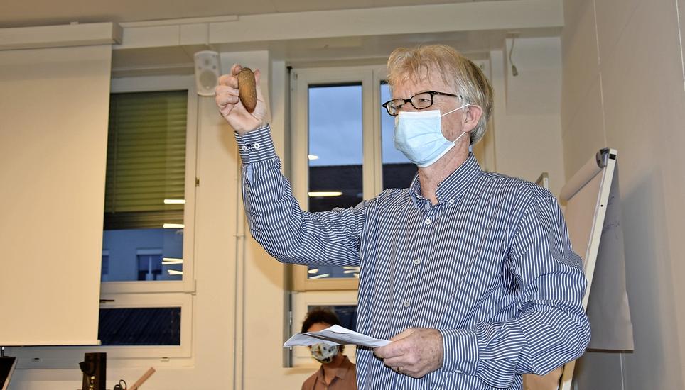 Markus Kübler zeigt verschiedene Möglichkeiten, die Kindern als Hilfsmittel beim Vermitteln der Lerninhalte behilflich sein können. Bild: Jurga Wüger